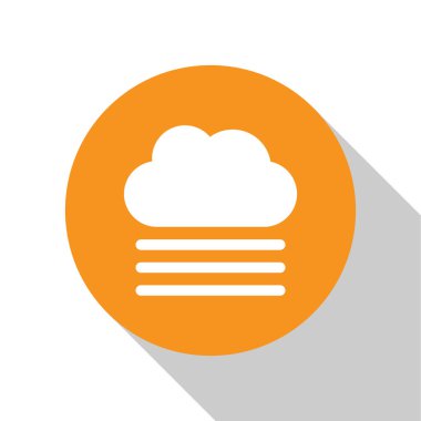 Beyaz sisli ve bulut simgesi beyaz arkaplanda izole edildi. Turuncu daire düğmesi. Vektör İllüstrasyonu