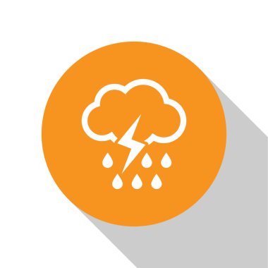 Beyaz zemin üzerinde yağmur ve şimşek simgesi olan beyaz bulut. Yağmur damlalı yağmur bulutu yağışı. Fırtına ikonu. Turuncu daire düğmesi. Vektör İllüstrasyonu