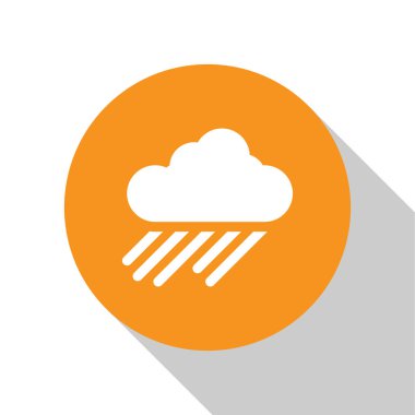 Beyaz arka planda izole edilmiş yağmur simgesine sahip Beyaz Bulut. Yağmur damlaları ile yağmur bulutu yağış. Turuncu daire düğmesi. Vektör İllüstrasyonu