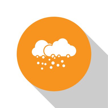 Beyaz arka planda kar ikonu olan beyaz bulut. Kar taneli bulut. Tek hava ikonu. Kar tabelası. Turuncu daire düğmesi. Vektör İllüstrasyonu