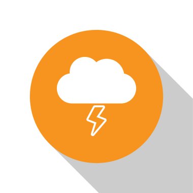 Beyaz Fırtına simgesi beyaz arkaplanda izole edildi. Bulut ve şimşek işareti. Fırtınanın hava durumu ikonu. Turuncu daire düğmesi. Vektör İllüstrasyonu