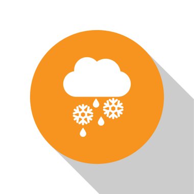 Beyaz bulutlu kar, yağmur ve ay ikonu beyaz arka planda izole edilmiş. Hava durumu simgesi. Turuncu daire düğmesi. Vektör İllüstrasyonu