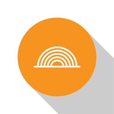 Beyaz arkaplanda izole edilmiş beyaz gökkuşağı bulutları. Turuncu daire düğmesi. Vektör İllüstrasyonu