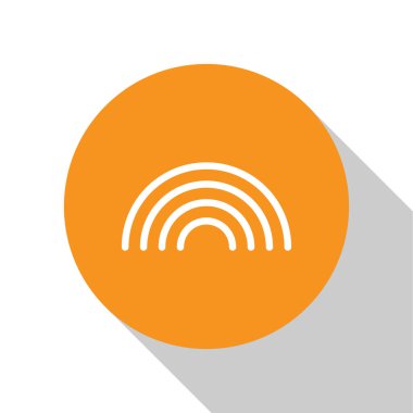 Beyaz arkaplanda izole edilmiş beyaz gökkuşağı bulutları. Turuncu daire düğmesi. Vektör İllüstrasyonu