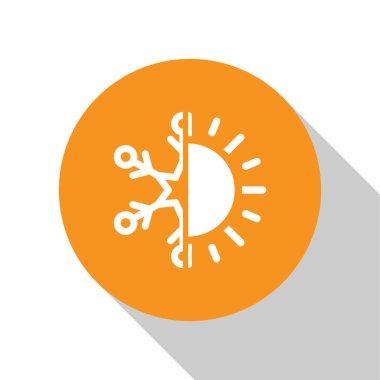 Beyaz sıcak ve soğuk sembol. Beyaz zemin üzerinde izole edilmiş güneş ve kar tanesi simgesi. Kış ve yaz sembolü. Turuncu daire düğmesi. Vektör İllüstrasyonu