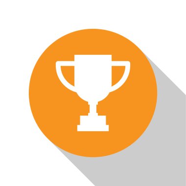 Beyaz ödüllü kupa simgesi beyaz arkaplanda izole edilmiş. Galibiyet ödülü sembolü. Şampiyonluk ya da yarışma kupası. Spor başarısı. Turuncu daire düğmesi. Vektör İllüstrasyonu