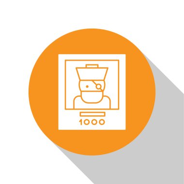 Beyaz Aranıyor afiş korsan ikonu beyaz arka planda izole. Ödül parası. Ölü ya da diri, kanun kaçağı. Turuncu daire düğmesi. Vektör İllüstrasyonu