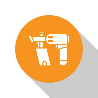 Beyaz arka planda beyaz çivi tabancası simgesi var. Turuncu daire düğmesi. Vektör İllüstrasyonu