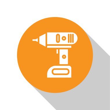 Beyaz Elektrik kablosuz tornavida simgesi beyaz arkaplanda izole edildi. Elektrikli matkap. Tamir aleti. Turuncu daire düğmesi. Vektör İllüstrasyonu