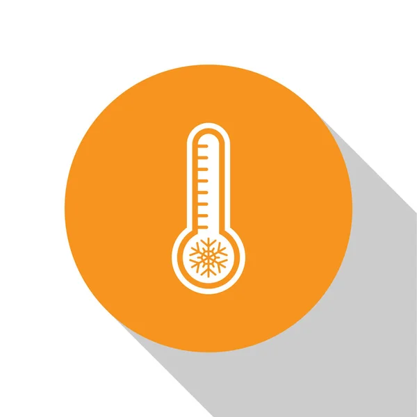 Vit meteorologi termometer mäta värme och kall ikon isolerad på vit bakgrund. Termometerutrustning som visar varmt eller kallt väder. Orange cirkelknapp. Vektor Illustration — Stock vektor