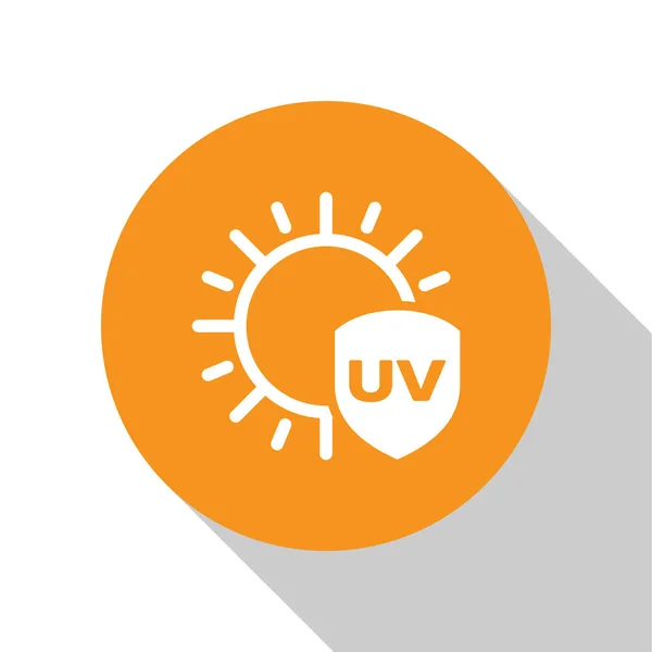 Witte Uv bescherming pictogram geïsoleerd op witte achtergrond. Zon en schild. Ultraviolette straling. Spf zonneteken. Oranje cirkel knop. Vector Illustratie — Stockvector