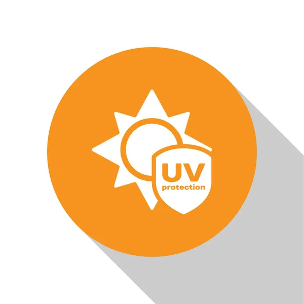 Icono blanco de protección UV aislado sobre fondo blanco. Sol y escudo. Radiación ultravioleta. Señal solar SPF. Botón círculo naranja. Ilustración vectorial — Vector de stock