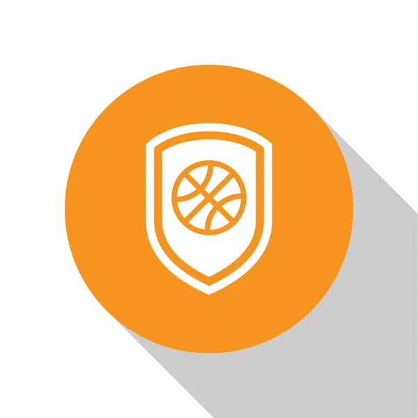 Λευκή ασπίδα στην μπάλα του μπάσκετ μέσα στο εικονίδιο που απομονώνεται σε λευκό φόντο. Πορτοκαλί κουμπί κύκλου. Εικονογράφηση διανύσματος — Διανυσματικό Αρχείο