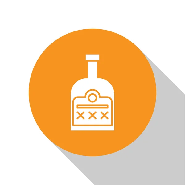 Bebida alcohólica blanca Icono de botella de ron aislado sobre fondo blanco. Botón círculo naranja. Ilustración vectorial — Vector de stock