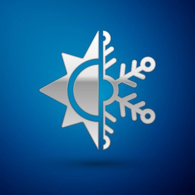 Gümüş sıcak ve soğuk sembolü. Güneş ve kar tanesi simgesi üzerinde mavi arka plan izole. Kış ve yaz sembolü. Vektör çizim