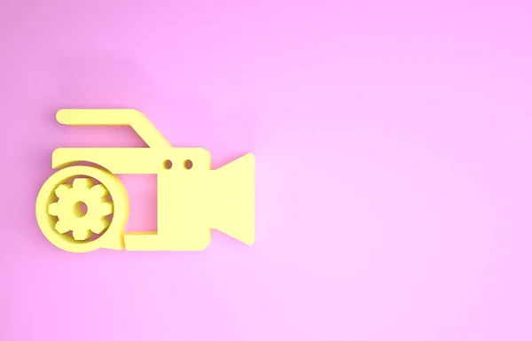 Желтая видеокамера и значок передач изолированы на розовом фоне. Настройка приложения, концепции сервиса, настройки опций, обслуживания, ремонта, фиксации. Концепция минимализма. 3D-рендеринг — стоковое фото