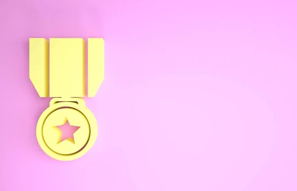 Medalla amarilla con icono de estrella aislado sobre fondo rosa. Signo de logro del ganador. Medalla de premio. Concepto minimalista. 3D ilustración 3D render —  Fotos de Stock