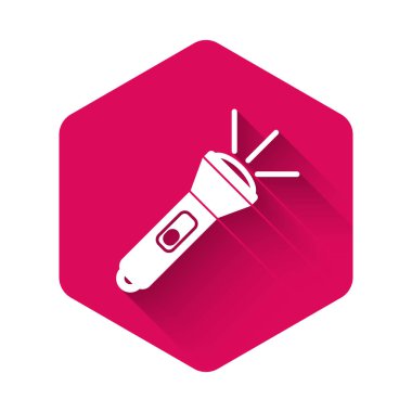 Beyaz Fener simgesi uzun gölgeli izole edilmiş. Pembe altıgen düğmesi. Vektör İllüstrasyonu