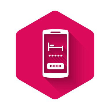 White Online otel rezervasyon ikonu uzun gölgeli. Cep telefonu için online rezervasyon tasarımı konsepti. Pembe altıgen düğmesi. Vektör İllüstrasyonu