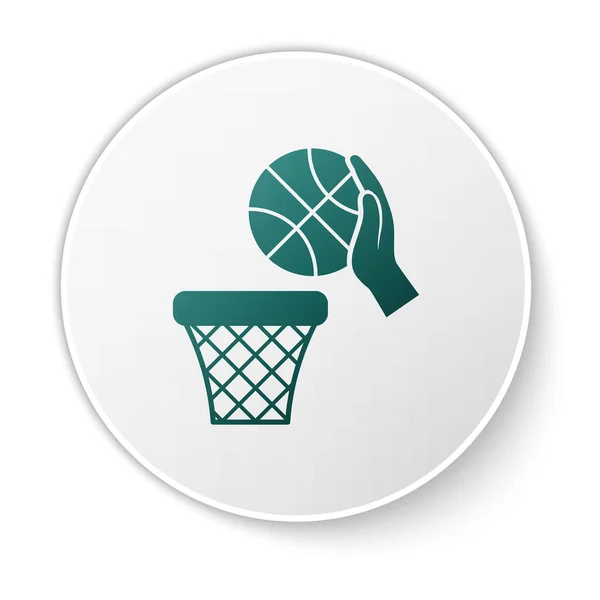 Зелена рука з баскетбольним м'ячем і значком кошика ізольовані на білому тлі. М'яч у баскетбольному кільці. Кнопка білого кола. Векторна ілюстрація — стоковий вектор