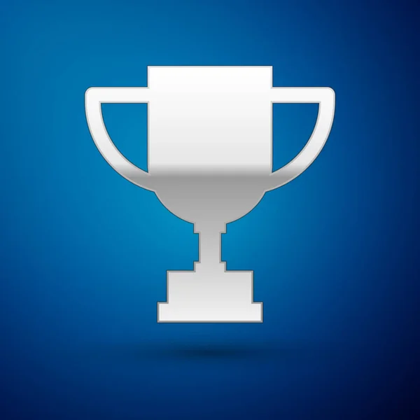 Silbernes Pokal-Symbol isoliert auf blauem Hintergrund. Siegertrophäe. Meisterschaft oder Wettbewerbspokal. Sportlicher Erfolg. Vektorillustration — Stockvektor