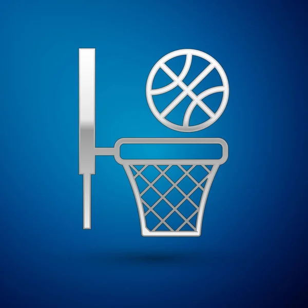 Срібний баскетбольний м'яч і значок кошика ізольовані на синьому фоні. М'яч у баскетбольному кільці. Векторна ілюстрація — стоковий вектор