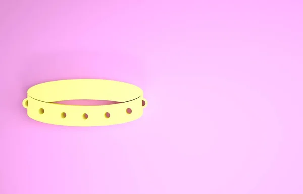 Colar fetiche de couro amarelo com picos de metal no ícone de superfície isolado no fundo rosa. Um acessório fetichista. Brinquedo sexual para homens e mulheres. Conceito de minimalismo. 3D ilustração 3D render — Fotografia de Stock