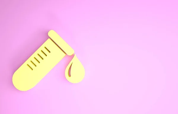 Amarillo Tubo de ensayo o frasco con gota de sangre icono aislado sobre fondo rosa. Signo de laboratorio, químico, cristalería científica. Concepto minimalista. 3D ilustración 3D render — Foto de Stock