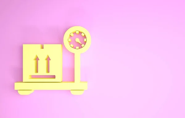 Escala amarilla con icono de caja de cartón aislado sobre fondo rosa. Logística y entrega. Peso del paquete de entrega en una balanza. Concepto minimalista. 3D ilustración 3D render — Foto de Stock