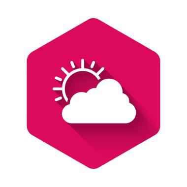 Beyaz Güneş ve bulut ikonu uzun gölgeli izole edilmiş. Pembe altıgen düğmesi. Vektör İllüstrasyonu