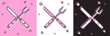 Çapraz çatal ve bıçak simgesini pembe ve beyaz, siyah arkaplanda izole et. Mangal çatalı ve bıçak işareti. Barbekü ve ızgara aletleri. Vektör İllüstrasyonu