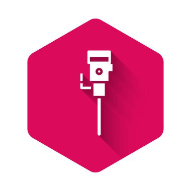 Beyaz İnşaat matkap ikonu uzun gölgeli izole edilmiş. Pembe altıgen düğmesi. Vektör İllüstrasyonu