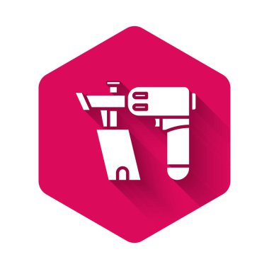 Uzun gölgeli beyaz çivi tabancası ikonu. Pembe altıgen düğmesi. Vektör İllüstrasyonu