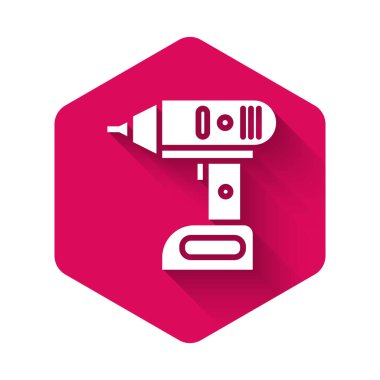 Beyaz Elektrik kablosuz tornavida ikonu uzun gölgeli izole edilmiş. Elektrikli matkap. Tamir aleti. Pembe altıgen düğmesi. Vektör İllüstrasyonu