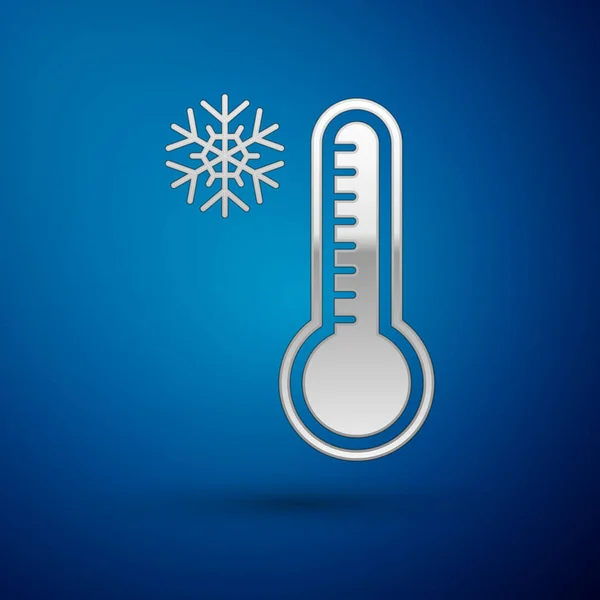 Termômetro de Meteorologia de Prata medindo calor e ícone frio isolado no fundo azul. Equipamento termômetro mostrando clima quente ou frio. Ilustração vetorial —  Vetores de Stock
