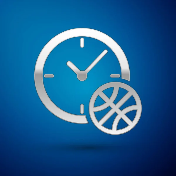 Relógio de prata com bola de basquete dentro ícone isolado no fundo azul. Hora do basquetebol. Desporto e treino. Ilustração vetorial — Vetor de Stock