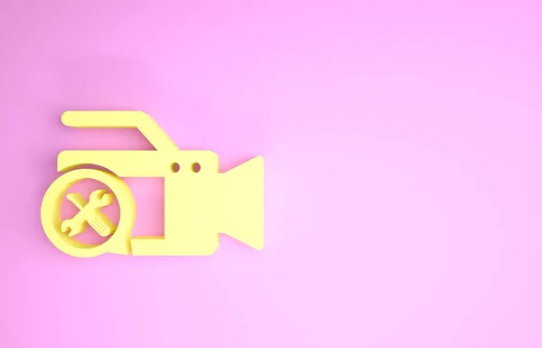 Gelbe Videokamera mit Schraubenzieher und Schraubenschlüssel-Symbol isoliert auf rosa Hintergrund. Anpassung, Service, Einstellung, Wartung, Reparatur, Reparatur. Minimalismus-Konzept. 3D Illustration 3D Renderer — Stockfoto