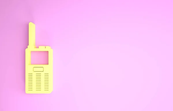 Amarelo Walkie talkie ícone isolado no fundo rosa. Ícone transmissor de rádio portátil. Sinal do transmissor de rádio. Conceito de minimalismo. 3D ilustração 3D render — Fotografia de Stock