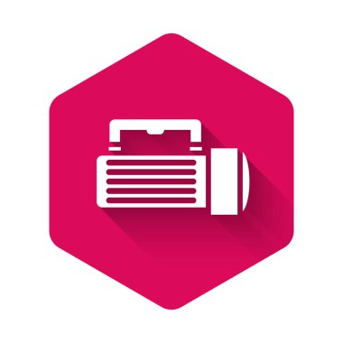 Beyaz Fener simgesi uzun gölgeli izole edilmiş. Turist el feneri sapı. Pembe altıgen düğmesi. Vektör İllüstrasyonu