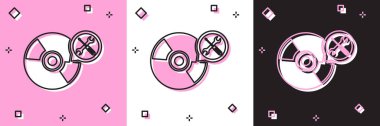 Pembe, beyaz ve siyah arkaplanda izole edilmiş tornavida ve anahtar simgesine sahip CD veya DVD diski ayarla. Ayarlama, servis, ayar, bakım, onarım, onarım. Vektör İllüstrasyonu