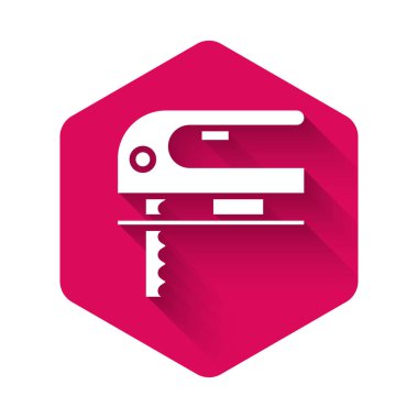 Uzun gölgeyle izole edilmiş çelik keskin bıçak ikonu olan beyaz elektrikli yapboz. Ahşap işçiliği için elektrikli alet. Pembe altıgen düğmesi. Vektör İllüstrasyonu