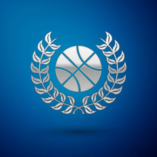 Ezüst Díj kosárlabda ikon elszigetelt kék alapon. Laurel koszorú. Győztes trófea. Bajnokság vagy verseny trófea. Vektorillusztráció — Stock Vector