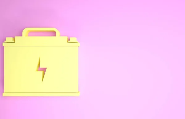 Ícone da bateria do carro amarelo isolado no fundo rosa. Acumulador de energia da bateria e bateria acumulador de eletricidade. Parafuso relâmpago. Conceito de minimalismo. 3D ilustração 3D render — Fotografia de Stock