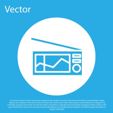 Mavi Radyo 'nun mavi arka planında anten simgesi var. Beyaz daire düğmesi. Vektör İllüstrasyonu