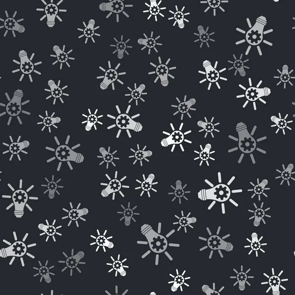 Bombilla de luz gris con rayos brillan y engranaje interior icono aislado patrón sin costura sobre fondo negro. Concepto de innovación. Ilustración vectorial — Archivo Imágenes Vectoriales