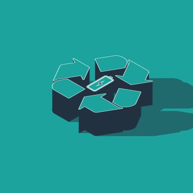 Yeşil arkaplanda izole edilmiş geri dönüşüm sembolü simgesine sahip Isometric Battery. Geri dönüşüm sembollü pil - yenilenebilir enerji konsepti. Vektör İllüstrasyonu