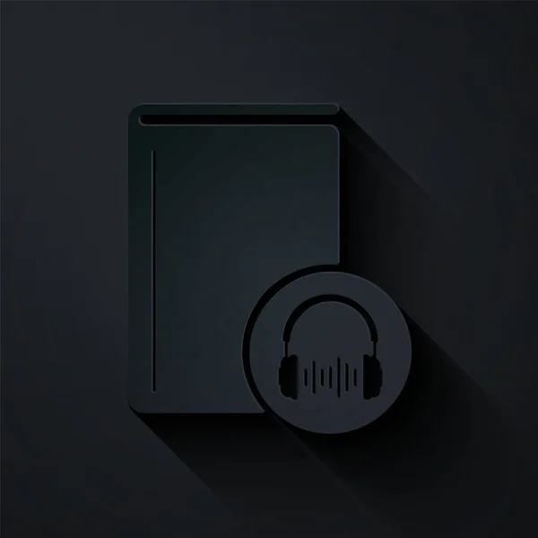Pappersklipp Audio bok ikon isolerad på svart bakgrund. Boka med hörlurar. Ljudvägvisare. Online lärande koncept. Papperskonst. Vektor Illustration — Stock vektor