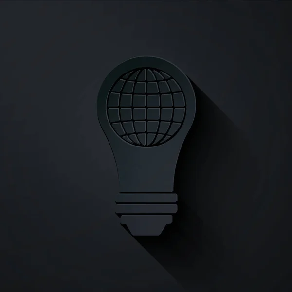 Papel cortado Bombilla con icono de globo mundo interior aislado sobre fondo negro. Planeta Tierra en la lámpara. Concepto de ecología global. Estilo de arte de papel. Ilustración vectorial — Vector de stock