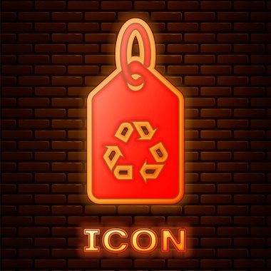 Tuğla duvar arka planda izole edilmiş geri dönüşüm simgesine sahip parlayan neon Tag. Afiş, etiket, etiket, logo, eko yeşil için etiket. Vektör İllüstrasyonu