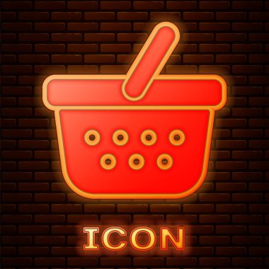 Parlayan neon sepet ikonu tuğla duvar arkasında izole edilmiş. İnternetten satın alma konsepti. Servis tabelası. Alışveriş arabası sembolü. Vektör İllüstrasyonu